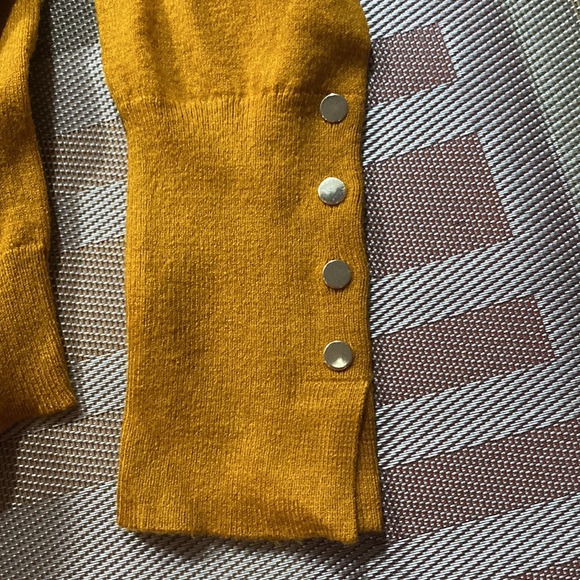 Mustard yellow sweater - Picture 3 of 4